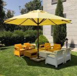 چتر پایه وسط باغی