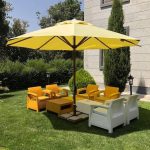 چتر پایه وسط باغی