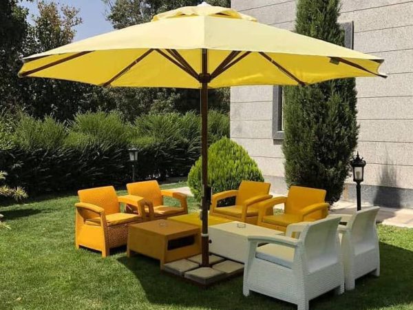 چتر پایه وسط باغی