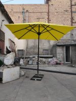چتر پایه وسط باغی